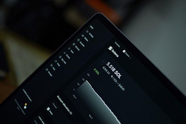 Analistas cripto estão cautelosos com SOL e otimistas com Meme Kombat