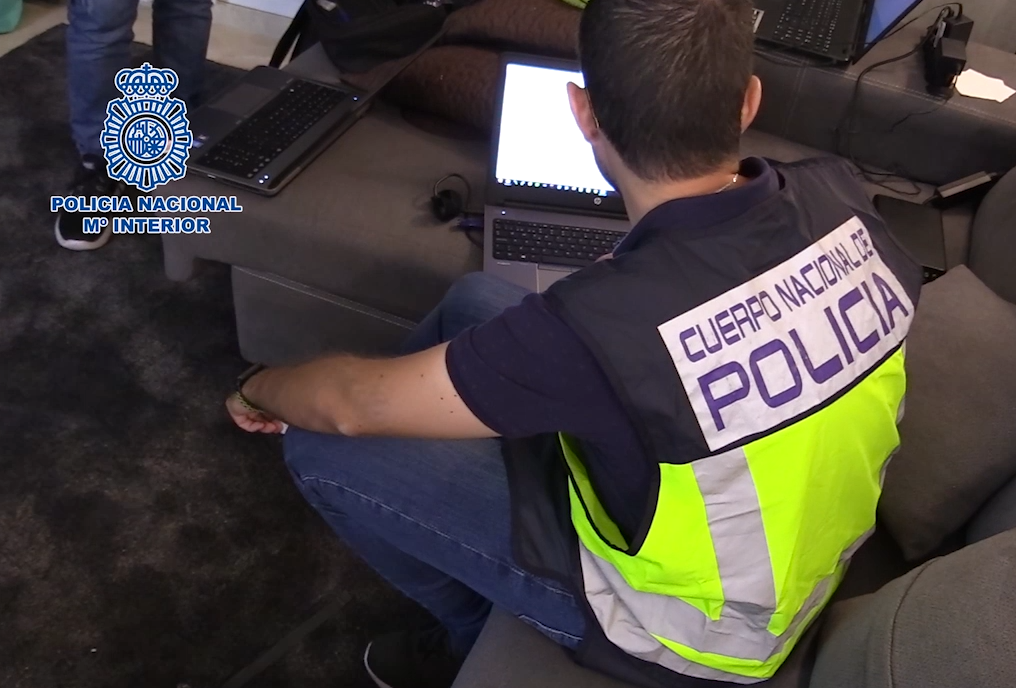 Policía nacional investigando los ordenadores incautados