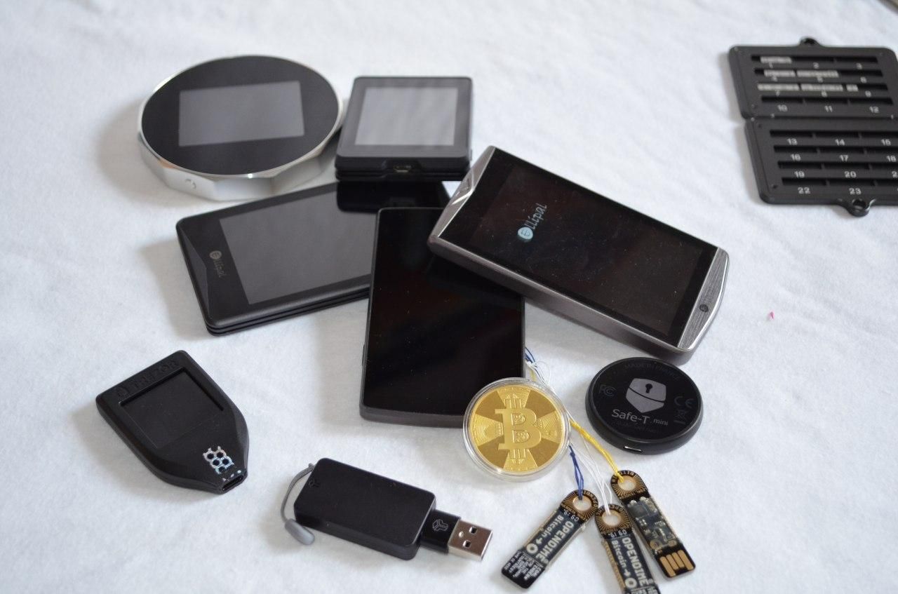 Eine Auswahl von Hardware Wallets. 