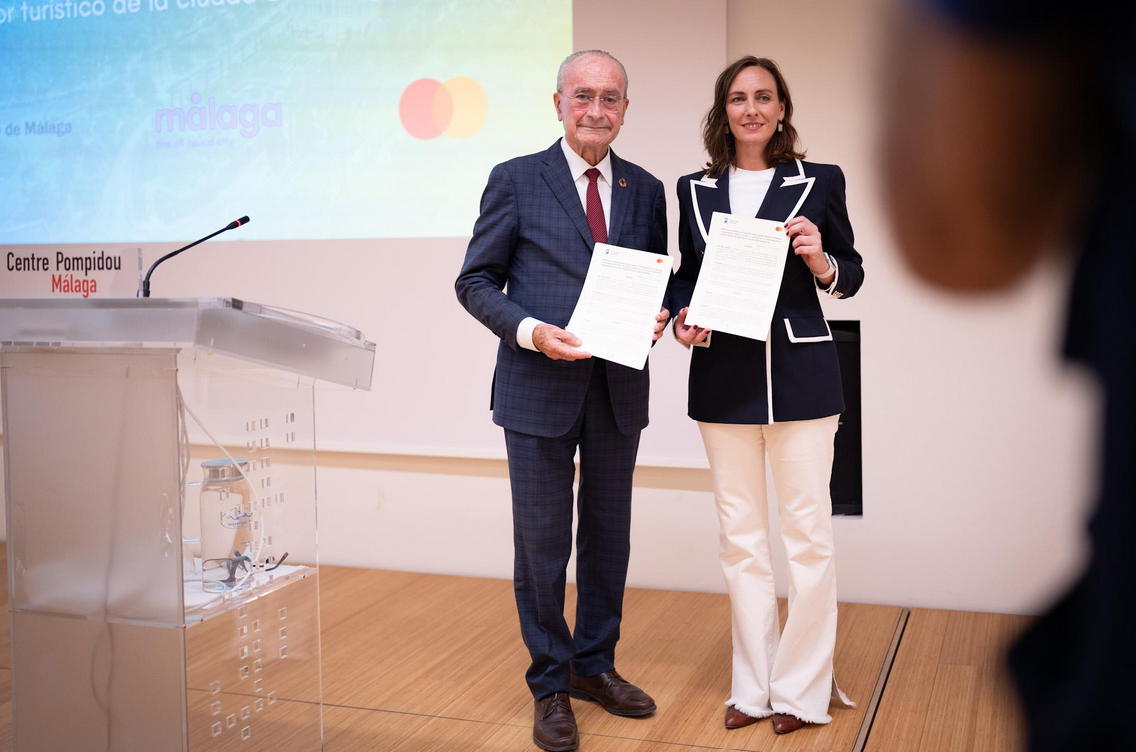 Francisco de la Torre, alcalde de Málaga, y Paloma Real, directora general de Mastercard España.