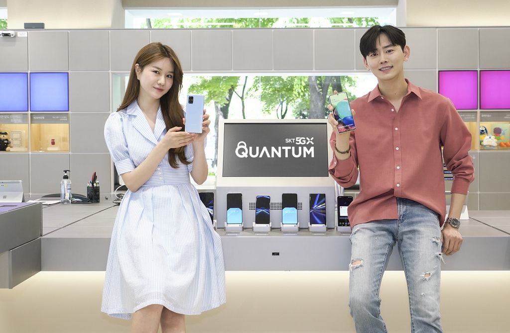 Modelos promocionando el Samsung Galaxy A Quantum. Imagen de SK Telecom
